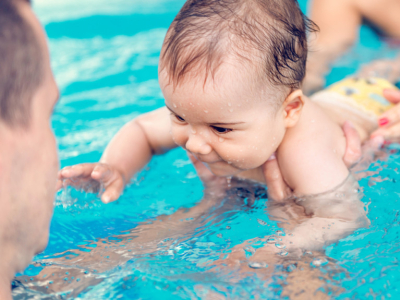 Plaisirs aquatiques : le guide ultime pour nager avec votre bébé
