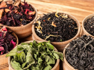 Thé vert, thé noir, thé blanc : quelles différences et quand les consommer ?
