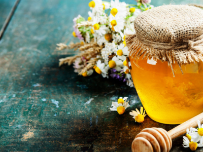 Les bienfaits du miel et pourquoi les jeunes enfants ne doivent pas en consommer
