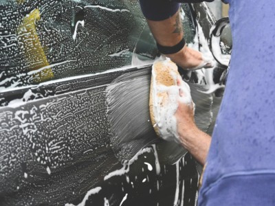 Comment nettoyer la voiture, chez soi, avec des produits naturels ?